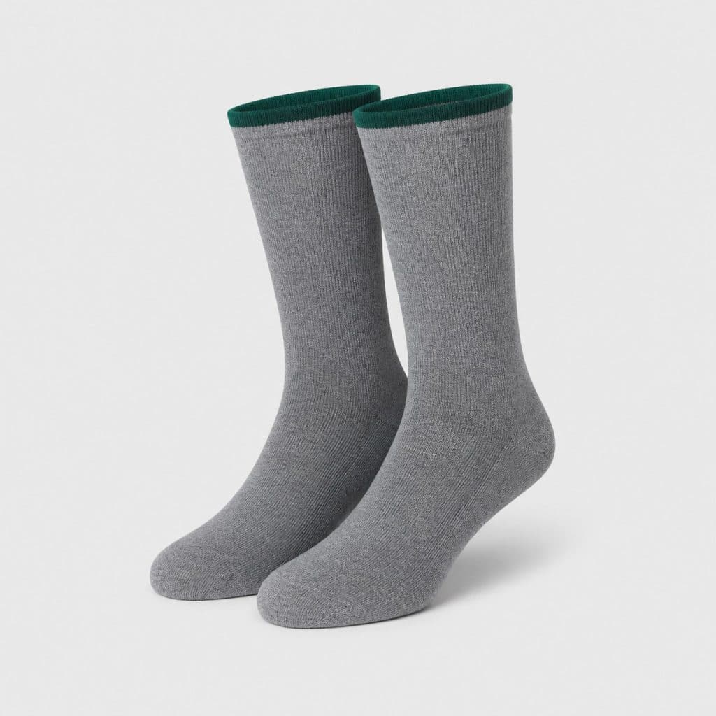 Paire de chaussettes de compression légère posée sur fond clair