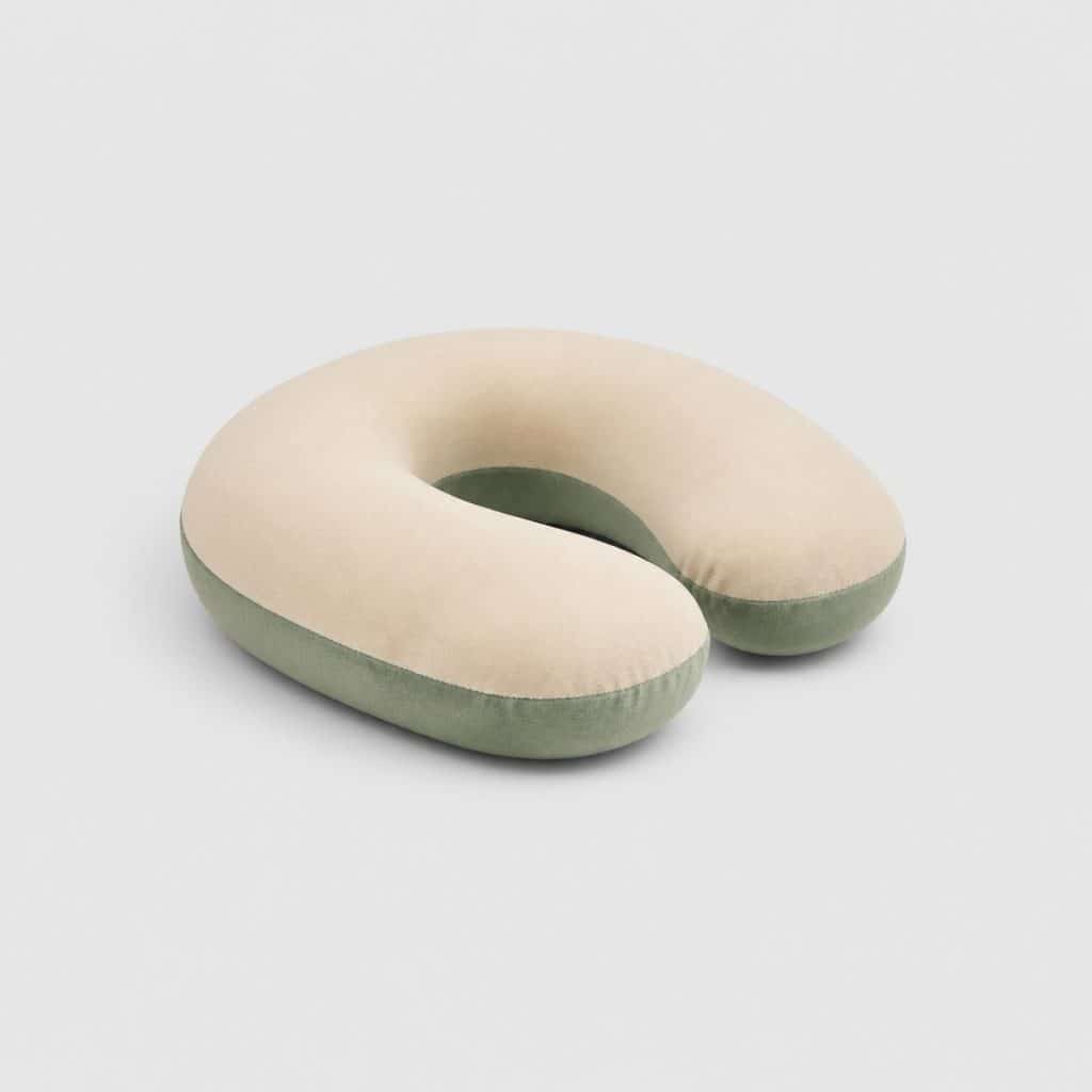 Coussin de maternité multiposition en forme de U posé sur fond clair