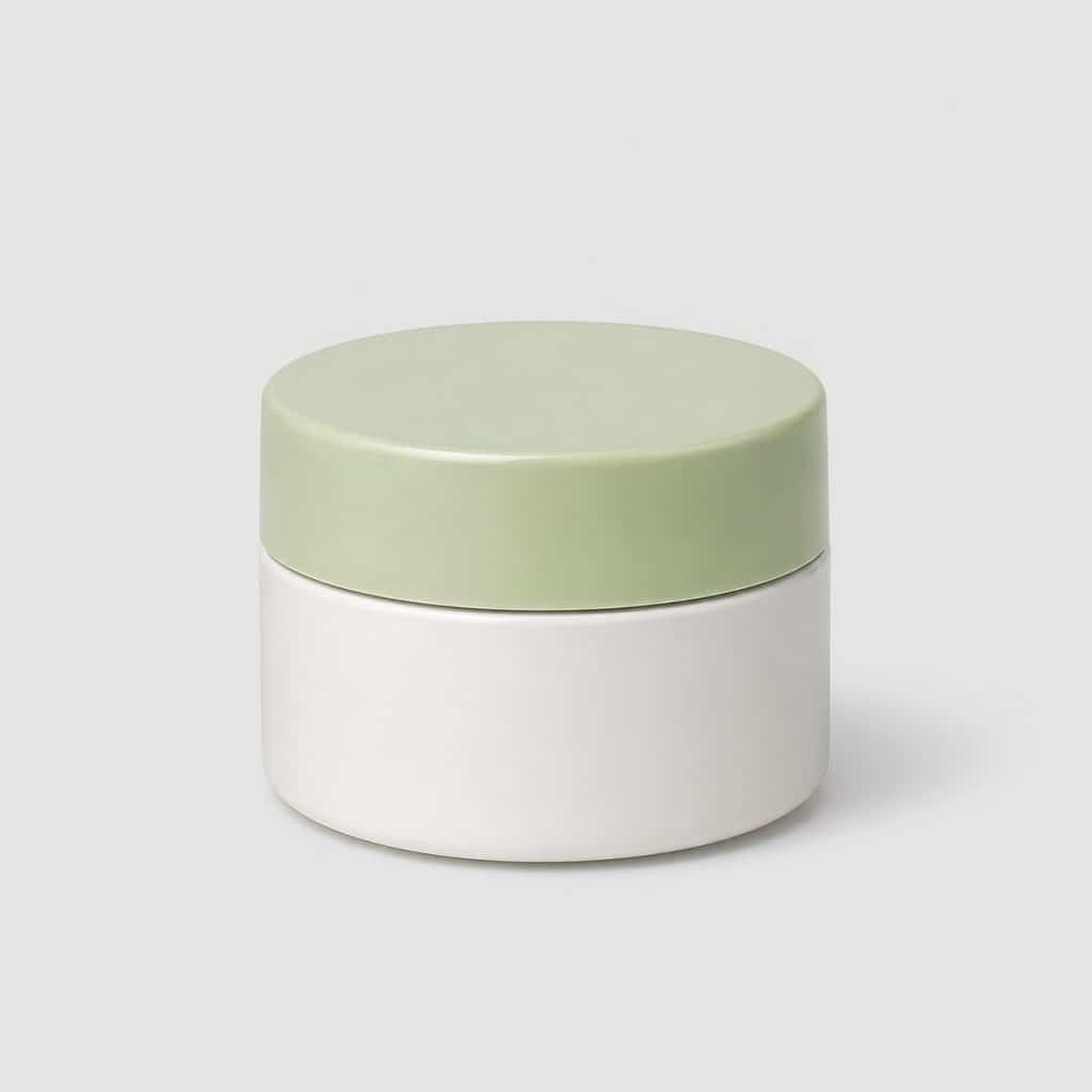 Pot de crème anti-cellulite raffermissante posé seul sur fond clair
