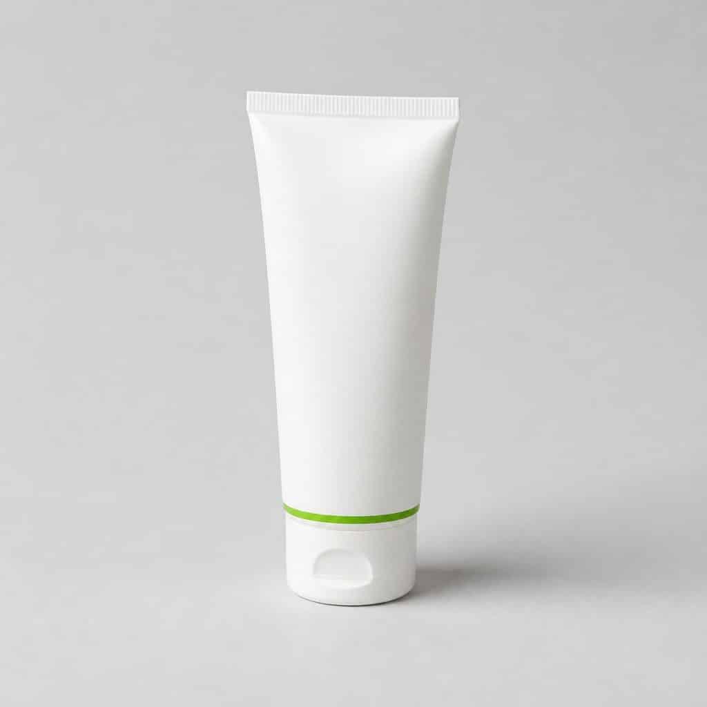 Petit tube de crème apaisante veines fragiles posé sur fond clair
