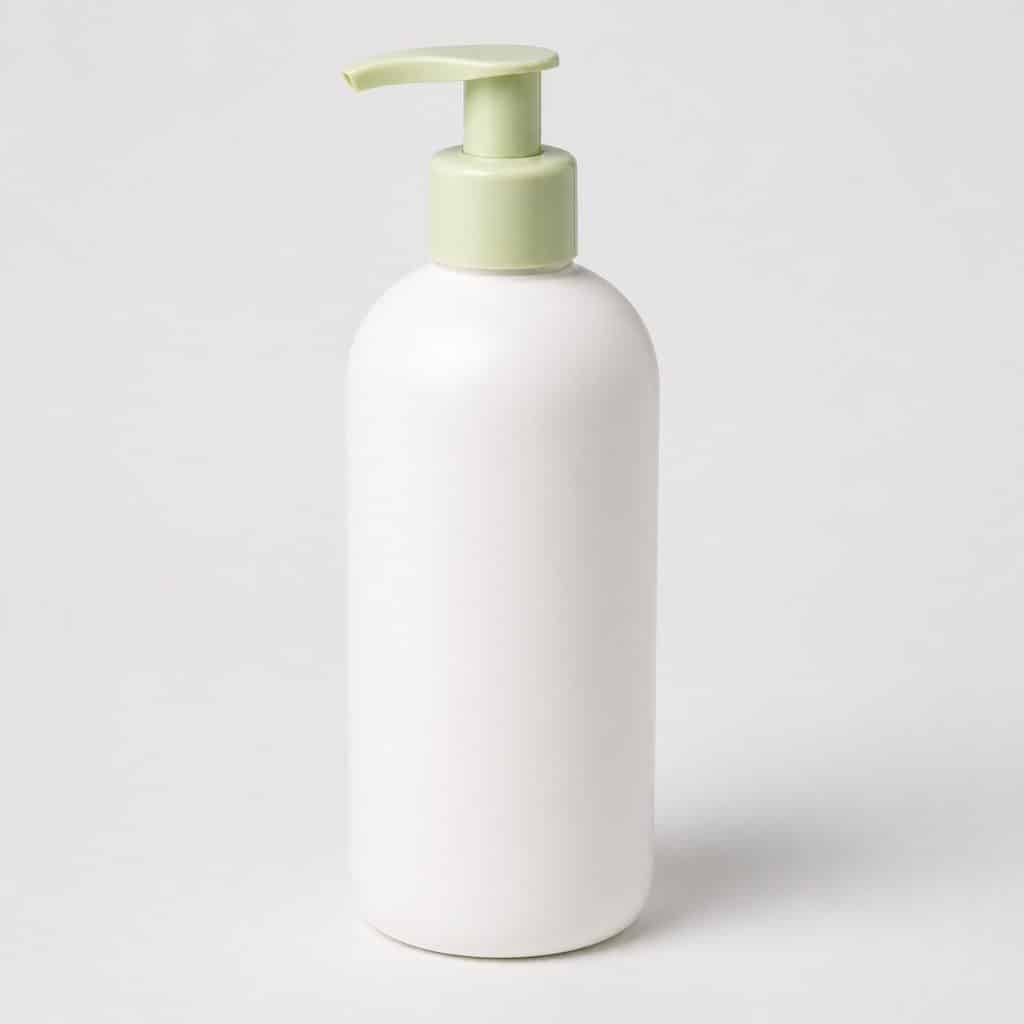 Flacon de crème corps texture légère posé sur fond neutre