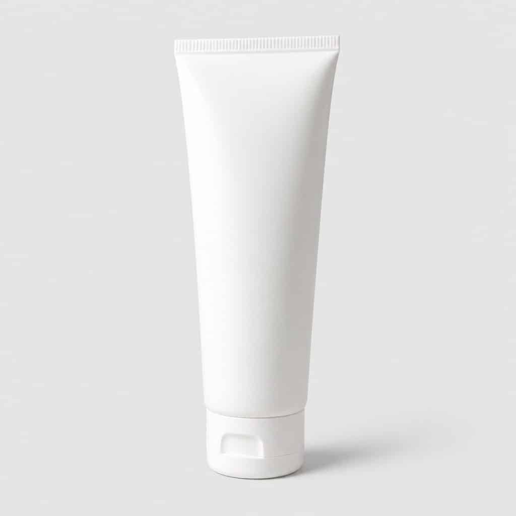 Tube de crème corps sans parfum posé sur fond neutre