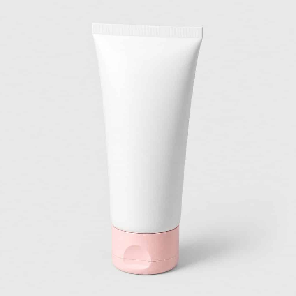 Tube de crème raffermissante anti-capitons posé seul sur fond clair