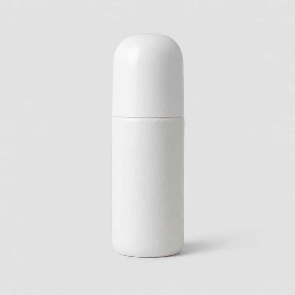 Flacon roll-on blanc opaque avec bouchon posé seul sur fond neutre