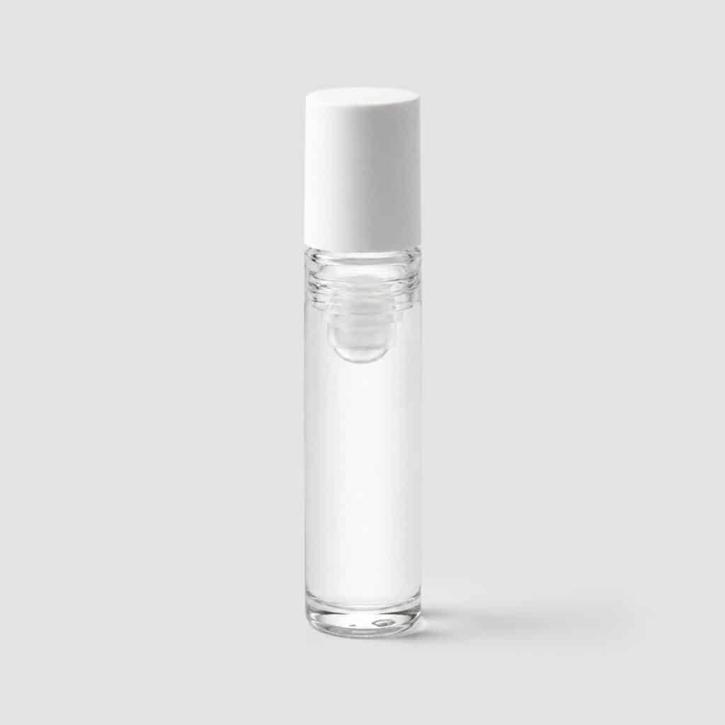 Flacon roll-on transparent avec bouchon blanc posé seul sur fond neutre