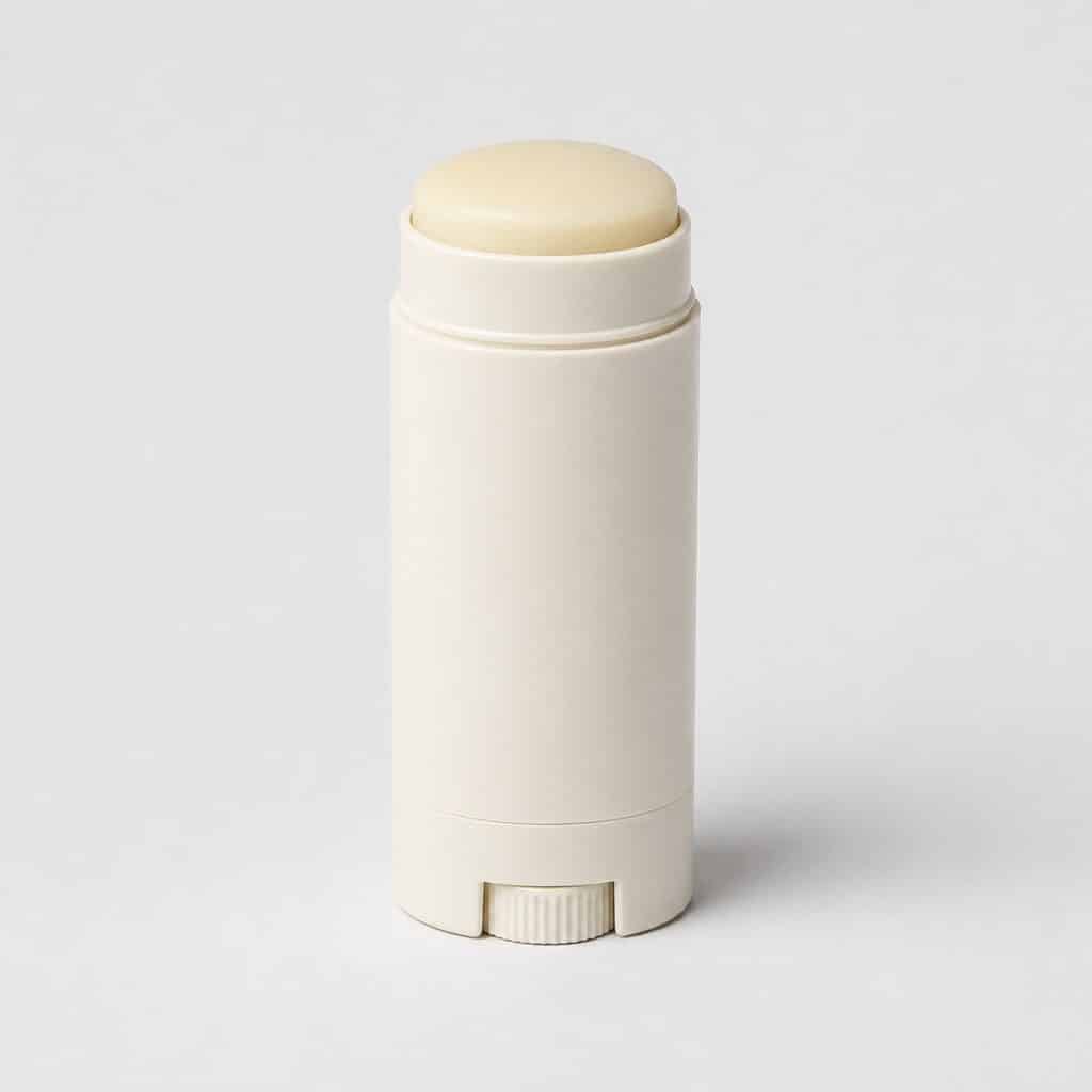 Stick de déodorant solide crème en boîtier cylindrique posé seul sur fond neutre
