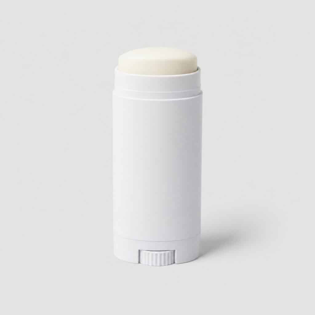 Stick de déodorant solide blanc en boîtier cylindrique posé seul sur fond neutre