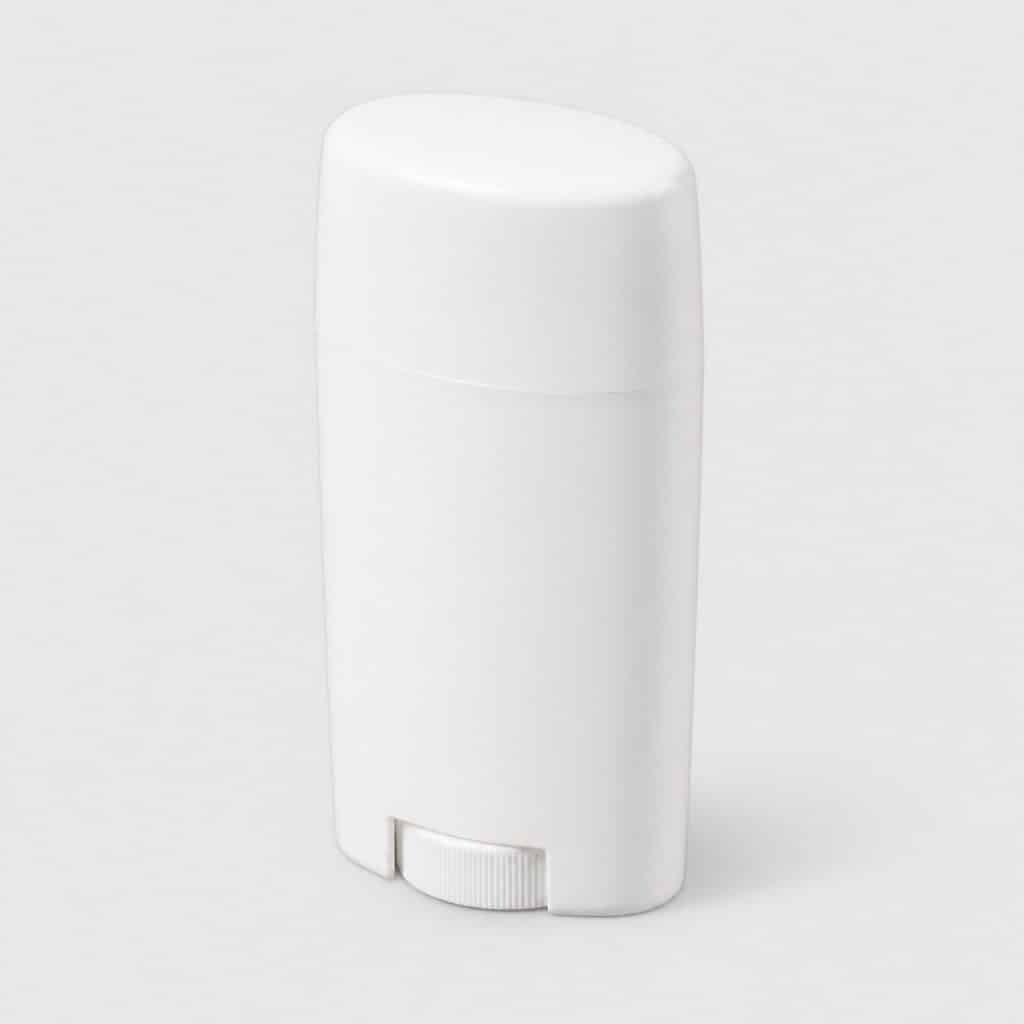 Stick de déodorant blanc en boîtier ovale posé seul sur fond neutre