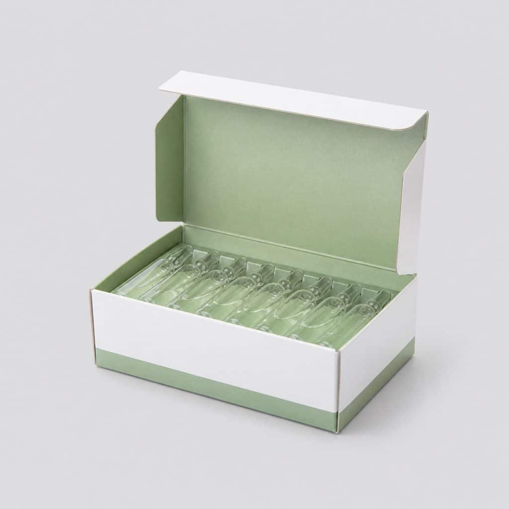 Boîte d'ampoules de drainant lymphatique à boire posée sur fond clair
