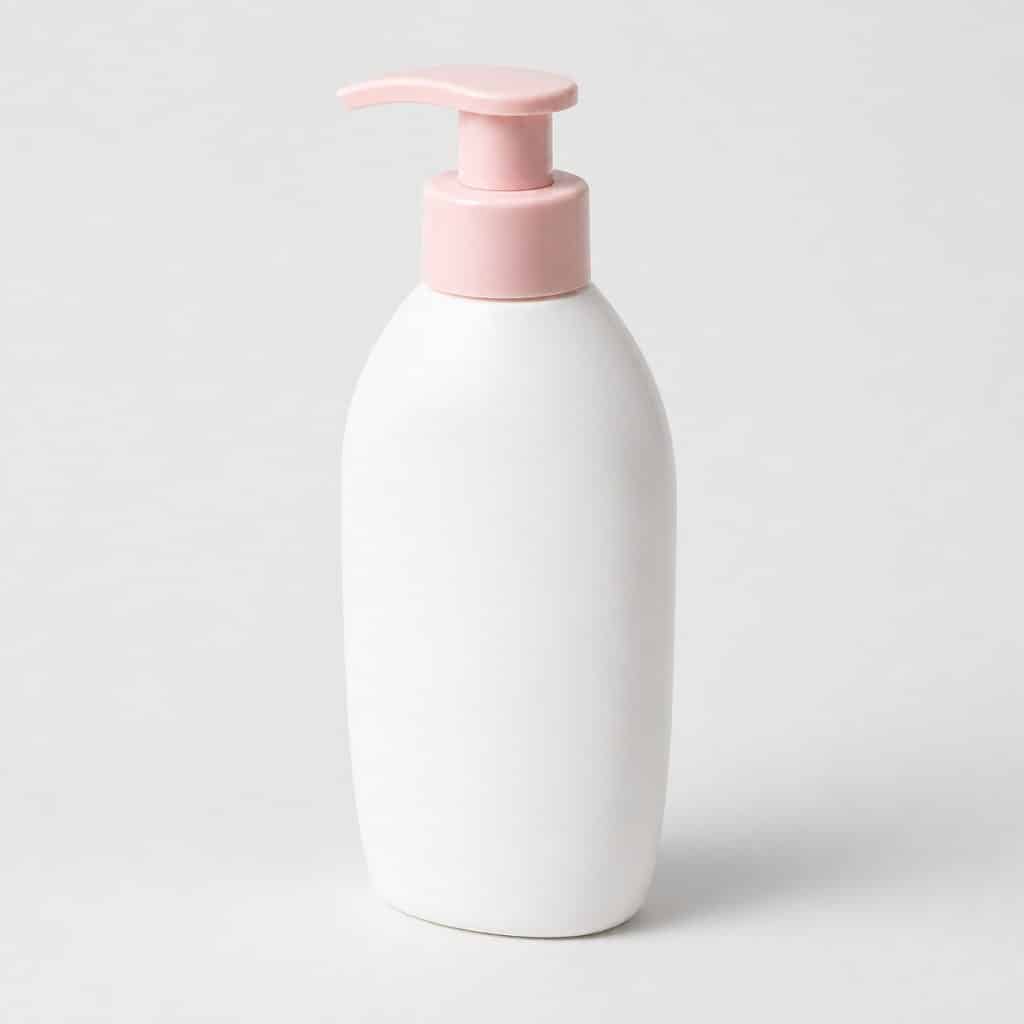 Flacon de lait corps parfumé posé sur fond neutre