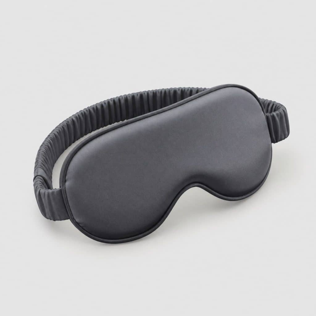 Masque de sommeil en tissu doux sur fond neutre