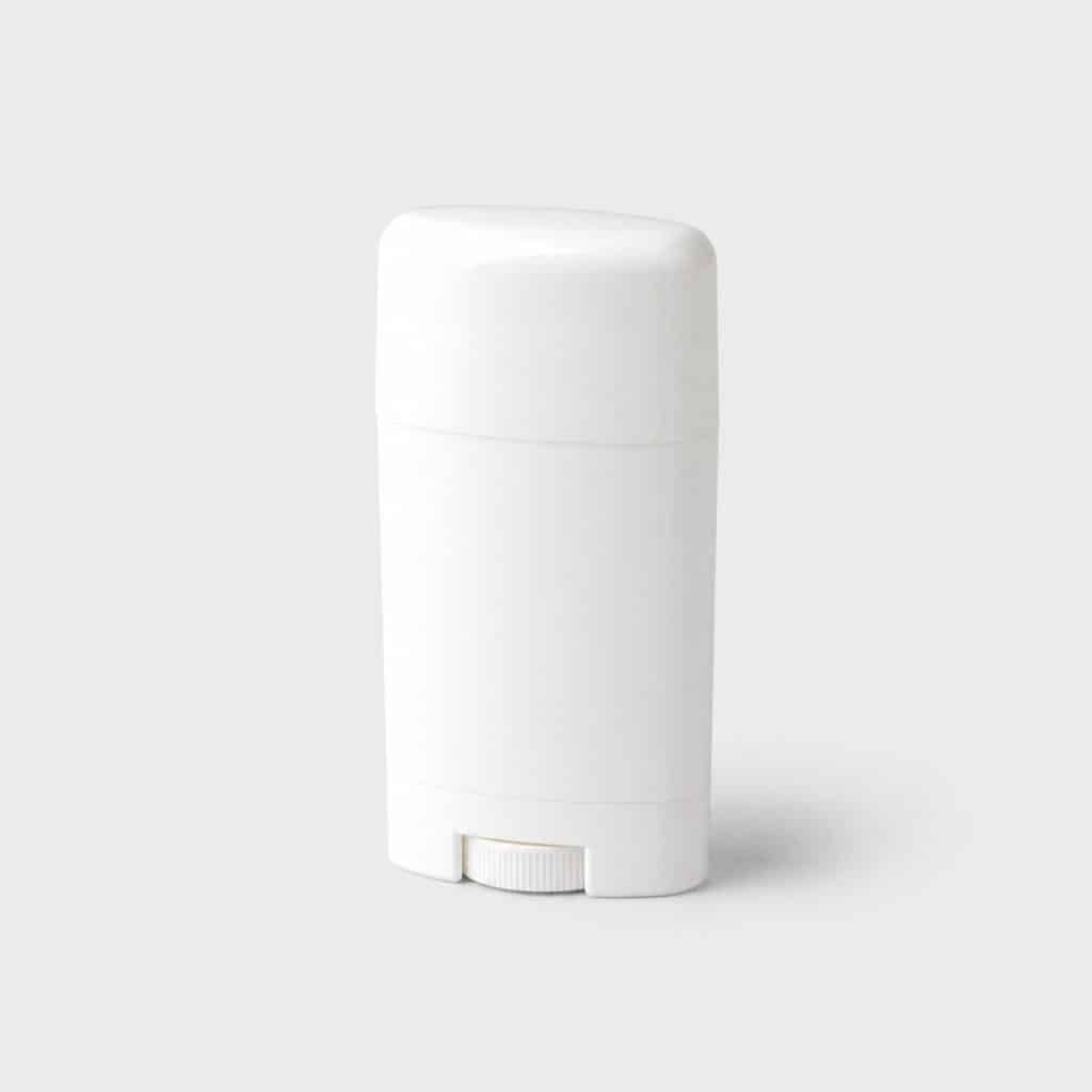 Petit stick de déodorant blanc format voyage posé seul sur fond neutre