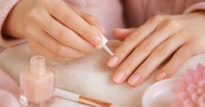 Ongles fragilisés : les bons gestes au quotidien