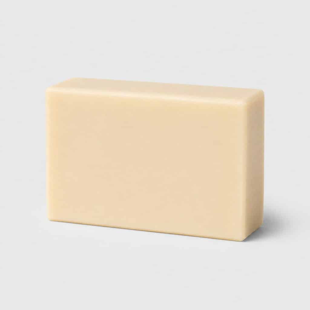 Savon solide naturel présenté seul sur fond neutre